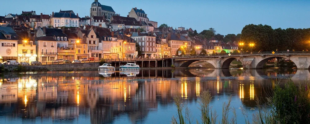 Joigny, the riverside town ten minutes from Foray